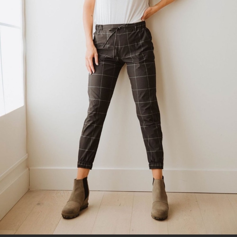 Albion Jetsetter Black and white Capris. Size XXS. Petite